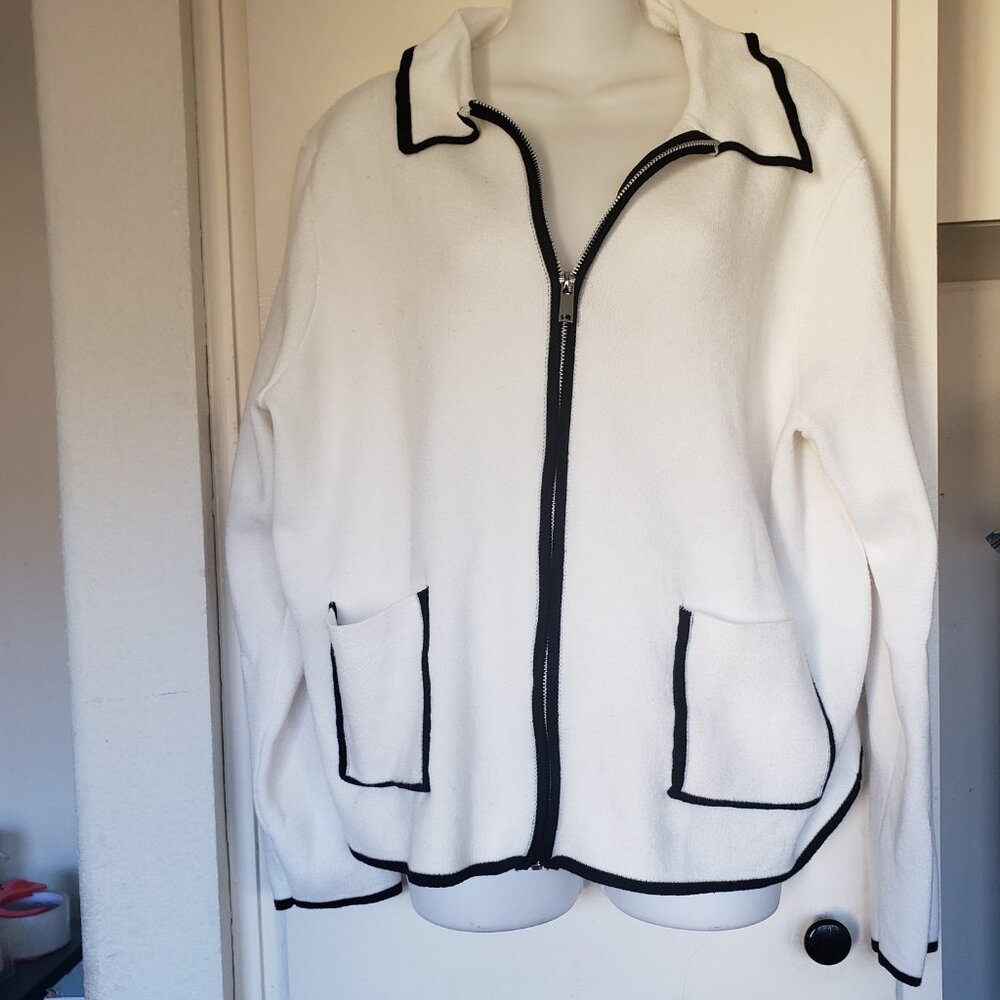 Lark & Grey Size 2XL White Sweater jacket with black piping